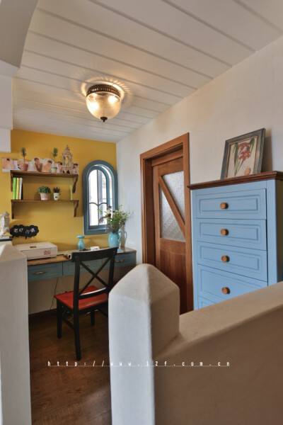 时光流过，中世纪早已越走越远， 然而心中的乡间田野却希望依旧 保留着数百年前的风韵， 走在野外，瓦蓝的天空中有几朵云彩， 阳光软软的，没有刺眼的光芒， 近处的草木破浪般的随风摇摆， 远处起伏的山丘也像是土地…