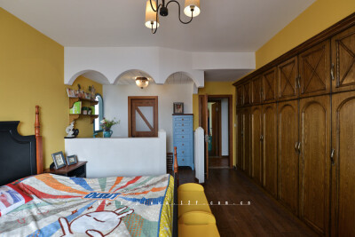 时光流过，中世纪早已越走越远， 然而心中的乡间田野却希望依旧 保留着数百年前的风韵， 走在野外，瓦蓝的天空中有几朵云彩， 阳光软软的，没有刺眼的光芒， 近处的草木破浪般的随风摇摆， 远处起伏的山丘也像是土地…