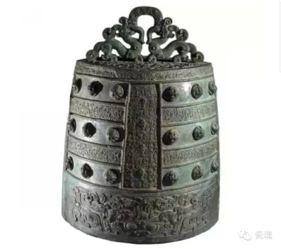 来自中国，东周时期，约公元前6-5世纪。 这件藏品最初来自于一组钟，这组钟中的很大一部分现在仍然存在，它们在侯马（位于今天的中国山西省）的晋国铸造厂制造。 音乐是古代中国宫廷生活中不可或缺的一部分，为宫廷…