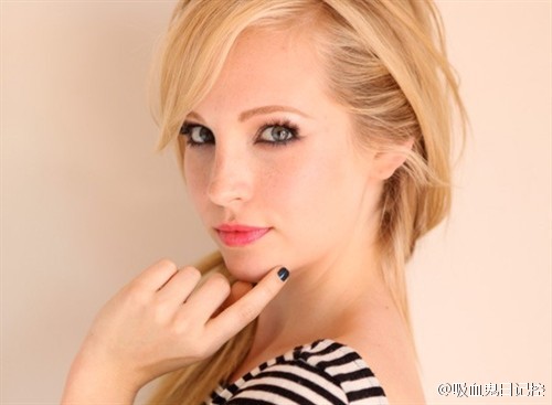 这样的坎迪丝·阿科拉 Candice Accola，少了剧中的强势与控制，是不是多了份柔美，显得活泼又浪漫！笑起来好美！