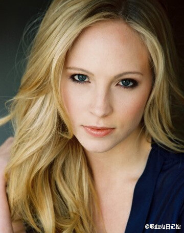 这样的坎迪丝·阿科拉 Candice Accola，少了剧中的强势与控制，是不是多了份柔美，显得活泼又浪漫！笑起来好美！