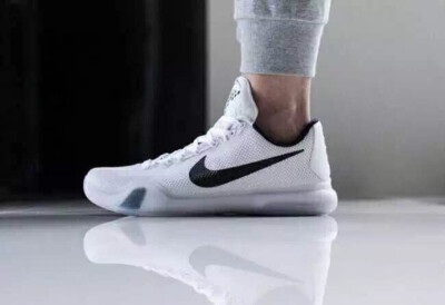 Kobe 10 “Fundamentals” 贝多芬配色！！以白色主体点缀黑色细节，Kobe 10 “Fundamentals” 营造出简洁的整体效果，收获了颇为醒目的上脚效果，在 Kobe 10 低帮鞋型上的呈现亮点十足，实为不可错过的精品配色。无…