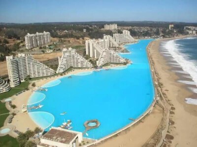  San Alfonso del Mar Resort，阿尔加罗沃，智利 这个度假村拥有世界上最大的泳池，这个壮观游泳池长达1公里，享有壮丽的美景。客人不仅可以去游泳，还可以划船和玩帆船。