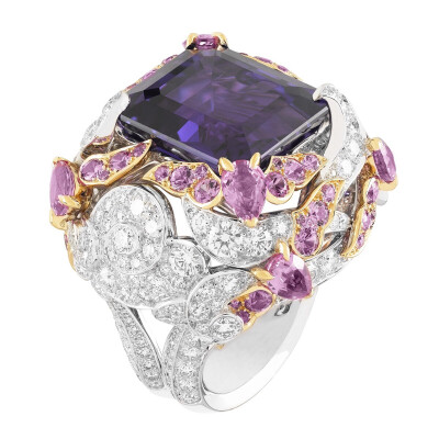 紫色蓝宝石戒指，来自 Van Cleef &amp;amp; Arpels 的 Palais de la Chance 系列，以东方文化中代表「幸福」的「蝙蝠」为主题，是动物题材珠宝设计中非常少见的选择。