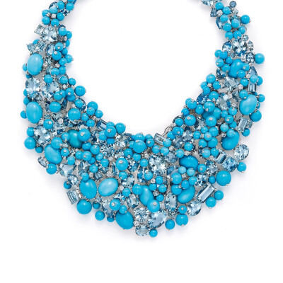 这条瀑布一般的蓝色项链来自 Tiffany 今年发布的 Blue Book 系列，也是澳大利亚女演员 Cate Blanchett 出席今年奥斯卡颁奖礼时佩戴的作品。 Tiffany 在这件作品中采用了两种质感迥异的蓝色宝石——绿松石和海蓝宝石…