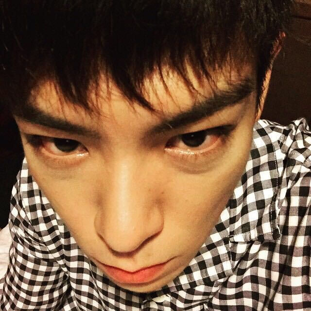 T.O.P 崔胜铉 #为了拍戏四天只睡了10个小时的哥哥，眼睛充血眼袋都出来了，好心疼(ಥ ﹏ ಥ)#