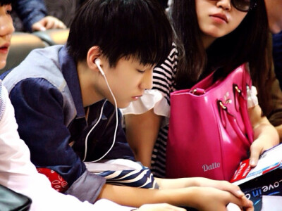 #王俊凯# #TFBOYS王俊凯# #TFBOYS#:140520长沙黄花机场至重庆江北机场cr：logo