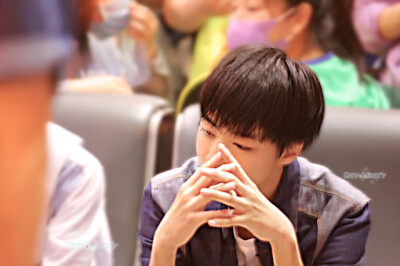 #王俊凯# #TFBOYS王俊凯# #TFBOYS#:140520长沙黄花机场至重庆江北机场cr：logo