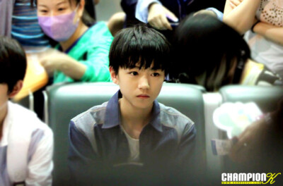 #王俊凯# #TFBOYS王俊凯# #TFBOYS#:140520长沙黄花机场至重庆江北机场cr：logo