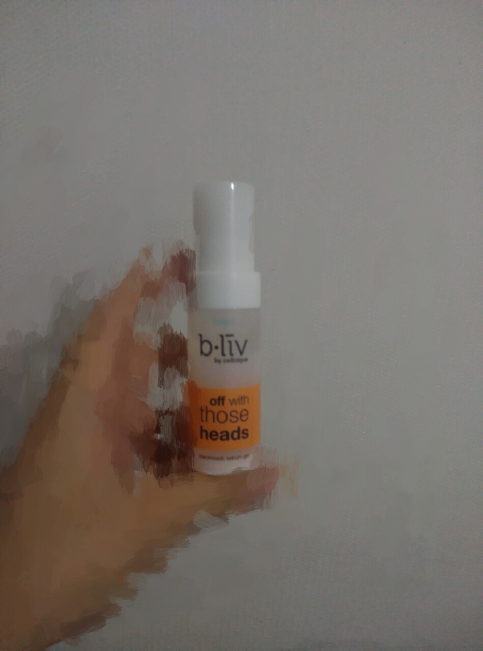 前一段时间很红的bliv去黑头啫喱 很小一瓶15ml 要了我近200大洋 我欣赏它的是不用撕拉只用涂抹在鼻子上自动溶解黑头的 我是黑头特别 顽固的那一种 我每天早晚涂一遍 坚持了两个月黑头有少 不过还是没有彻底清除 不过我已经满足了 应该会回购