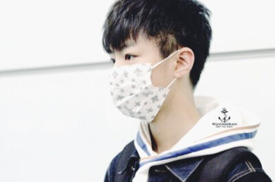 #王俊凯# #TFBOYS王俊凯# #TFBOYS# 141126 北京至重庆 cr：logo