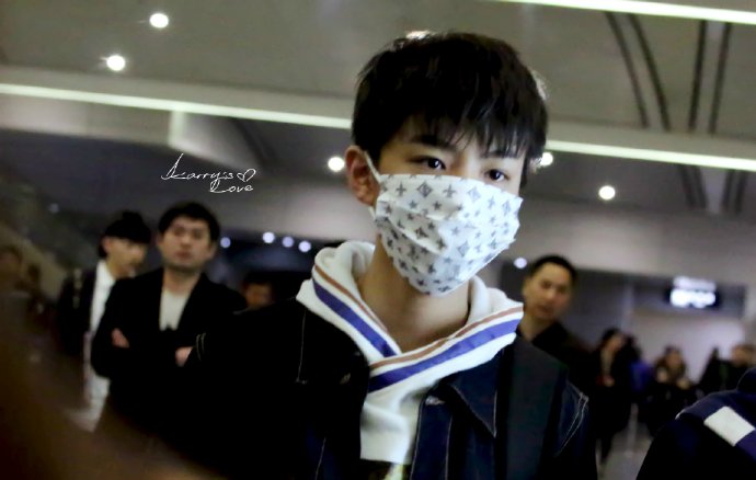 #王俊凯# #TFBOYS王俊凯# #TFBOYS# 141126 北京至重庆 cr：KarrysLove凯旋站