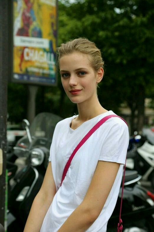 德国model .Josephine Van Delden，生日：1997.01.15，被MDC评为Top ewcomers，在Calvin Klein,Chanel,Prada,Hèrmes,Givenchy等大秀上都留下过她的身影，拥有冒着“仙气”的漂亮面孔。