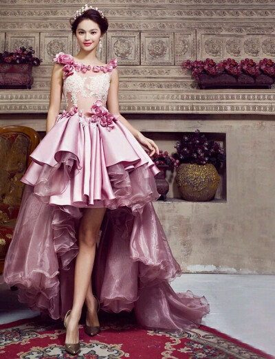 粉玫瑰立体花朵短款礼服婚纱。