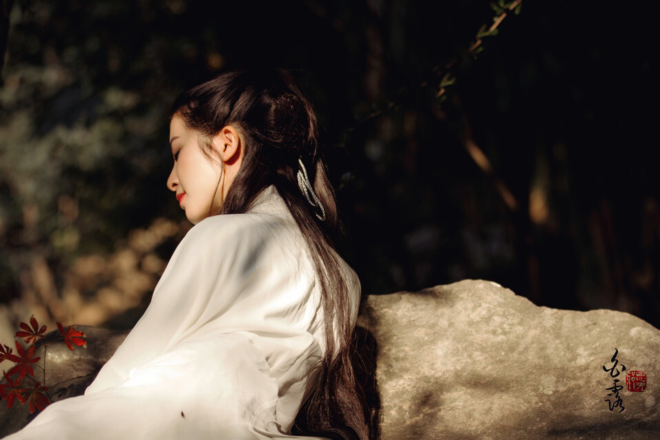 伊人锁颦泪犹在,丛竹萋萋改,溯从千迂几堪愁,只盼携眉舞觞篴声流.