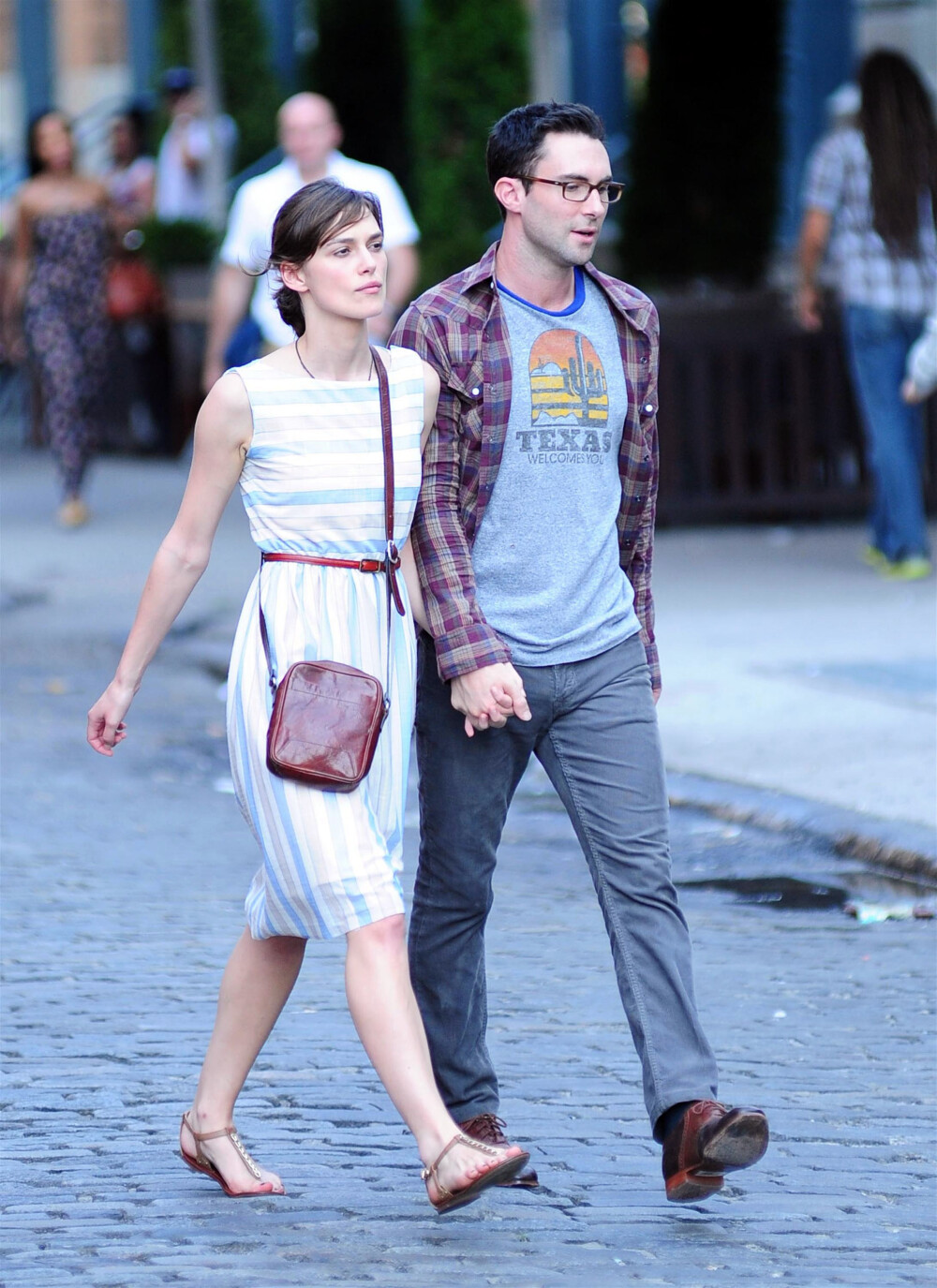 【Begin Again (2013)】Keira Knightley在片中的几款英伦范衣裙令人过目不忘。淡定自然一点点颓废，叛逆洒脱一点点摇滚，像一杯浓醇温暖、酒香四溢的爱尔兰咖啡。