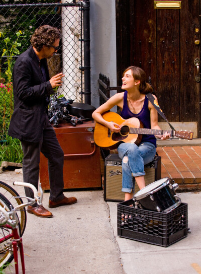 【Begin Again (2013)】Keira Knightley在片中的几款英伦范衣裙令人过目不忘。淡定自然一点点颓废，叛逆洒脱一点点摇滚，像一杯浓醇温暖、酒香四溢的爱尔兰咖啡。