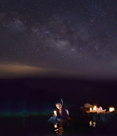 灯树千光照，花焰七枝开。月影疑流水，春风含夜梅。