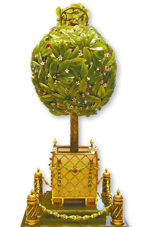 谈到月桂树，这是1911年，尼古拉二世送给皇太后玛丽亚.费奥多洛芙娜的月桂树叶造型法贝热彩蛋。缀有多种颜色的钻石、白色珐琅制小花，按下叶片中的按钮，会有只唱歌的七彩羽毛小鸟即时弹出。