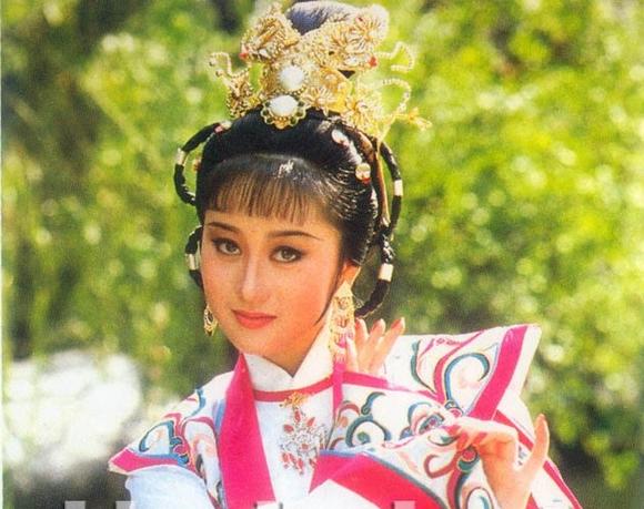  利智(Nina Li Chi），1961年12月31日出生于上海，1981年随父移居香港。中国香港女演员，1992年宣布退出演艺圈。 1983年赴美国旧金山大学攻读商业经济学，开始了留学生涯。1986年回到香港，参加亚洲小姐选举获冠军，1989年因《龙在天涯》与李连杰相识相爱，相恋10年后于1999年二人在美国洛杉矶结婚，育有两女。♣