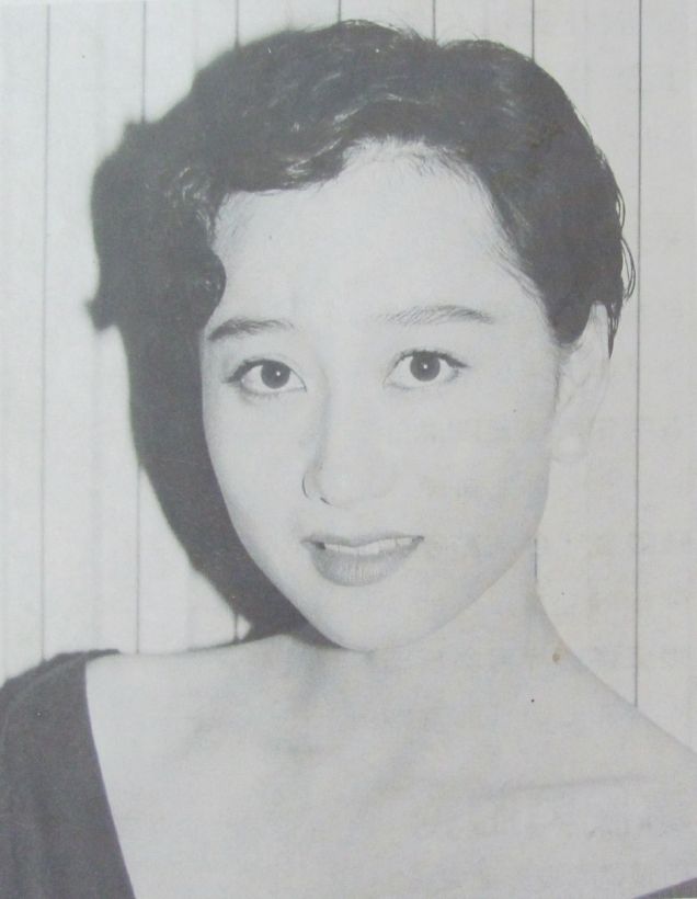  利智(Nina Li Chi），1961年12月31日出生于上海，1981年随父移居香港。中国香港女演员，1992年宣布退出演艺圈。 1983年赴美国旧金山大学攻读商业经济学，开始了留学生涯。1986年回到香港，参加亚洲小姐选举获冠军，1989年因《龙在天涯》与李连杰相识相爱，相恋10年后于1999年二人在美国洛杉矶结婚，育有两女。♣