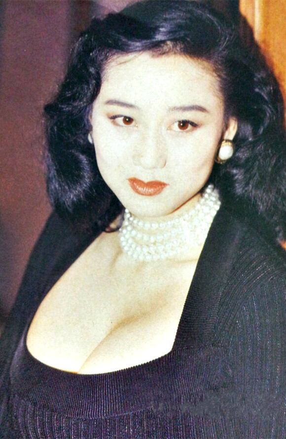  利智(Nina Li Chi），1961年12月31日出生于上海，1981年随父移居香港。中国香港女演员，1992年宣布退出演艺圈。 1983年赴美国旧金山大学攻读商业经济学，开始了留学生涯。1986年回到香港，参加亚洲小姐选举获冠军，1989年因《龙在天涯》与李连杰相识相爱，相恋10年后于1999年二人在美国洛杉矶结婚，育有两女。♣