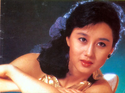  利智(Nina Li Chi），1961年12月31日出生于上海，1981年随父移居香港。中国香港女演员，1992年宣布退出演艺圈。 1983年赴美国旧金山大学攻读商业经济学，开始了留学生涯。1986年回到香港，参加亚洲小姐选举获冠军，1989年因《龙在天涯》与李连杰相识相爱，相恋10年后于1999年二人在美国洛杉矶结婚，育有两女。♣