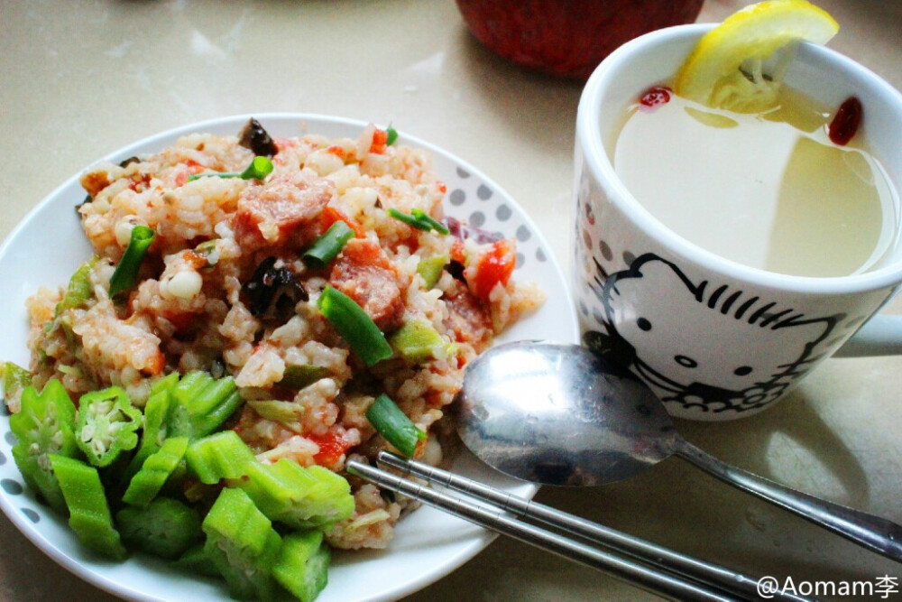 秋葵腊肉焖饭+薏米柠檬水