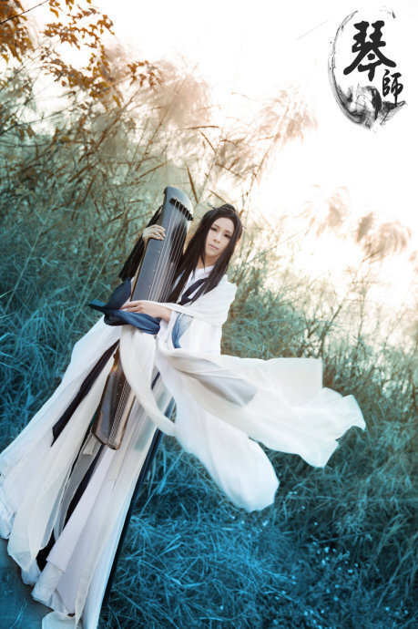 《琴师》 cos：莫小鸟 灯辉摇曳满都城听着雨 夜风散开几圈涟漪 你在门外听我练这支曲 我为你备一件蓑衣 琴声传到寻常百姓的家里 有人欢笑有人在哭泣 情至深处我也落下了泪一滴 随弦断复了思乡的心绪 你挽指做蝴蝶从窗框上飞起 飞过我指尖和眉宇 呼吸声只因你渐渐宁静 吹了灯让我拥抱着你 冬至君王释放我孤身归故地 我背着琴步步望回宫闱里 你哼起我们熟知的那半阙曲 它夹杂着你低沉的抽泣 路途长长长长至故里 是人走不完的诗句 把悲欢谱作曲为你弹起 才感伤何为身不由己 月光常常常常照故里 我是放回池中的鱼 想着你喂给我那勺热粥 这回忆就完结在那里 这年月依然