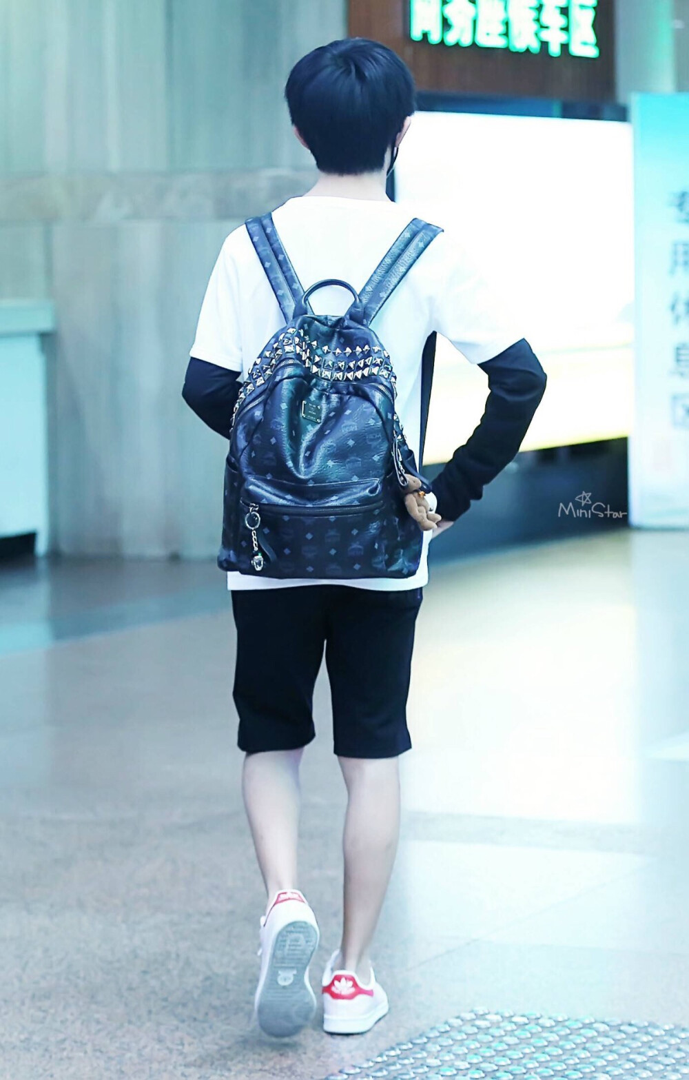 tfboys易烊千玺150529北京赴湖南crlogo高清背影