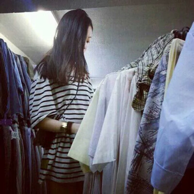 女生头像 by : 我姓梁却并非你良人