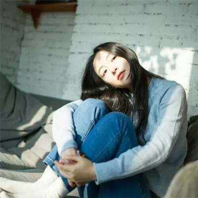 女生头像 by : 我姓梁却并非你良人