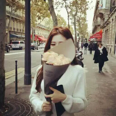 女生头像 by : 我姓梁却并非你良人