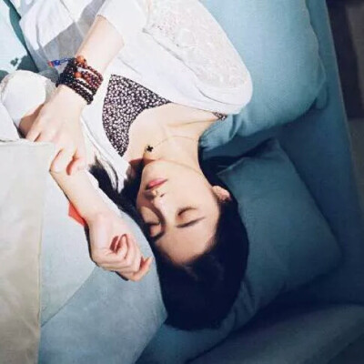 女生头像 by : 我姓梁却并非你良人