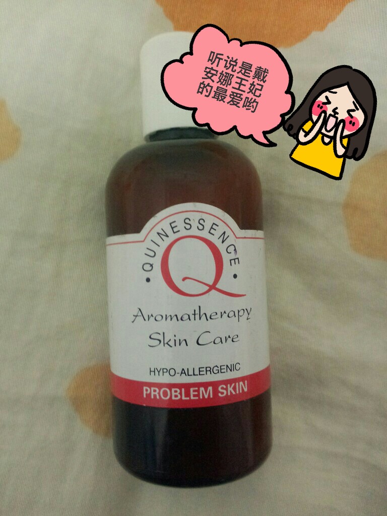 Quinessence问题皮肤乳液 俗称Q网 具有镇定去红抗敏的功效 里面含有洋甘菊，薰衣草，佛手柑三种精油 用起来比平时的乳液要厚重 但不油腻 涂在脸上很舒服 只是一开始味道不是很习惯 三种精油混着中草药的味道 虽然小Q补水不是很出色 但可以将肌肤调理但稳定状态 用了一段时间 真的感觉皮肤好了很多 出痘痘的地方 也好的很快 推荐