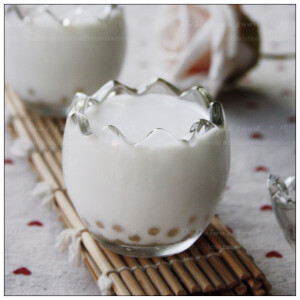 【椰汁西米】 用料:椰浆180克、牛奶100克、西米30克、白砂糖50克、吉利丁2片半。1. 锅里烧水，水开后，直接倒入西米煮，火可以关小一点。2. 西米煮15分钟后，关火焖10分钟，捞起来，过凉水，这个时候西米还没有煮好。3. 重新加入清水，水开后，火关小一点再煮15分钟左右。4. 看到西米中间还有小的白色，关火，焖15分钟，这个时候西米已经全部透明，再过凉水，西米就好了。5. 吉利丁用凉水泡软。6. 椰浆、牛奶和35克糖倒在碗里，隔热水使糖溶化，再放入泡软的吉利丁搅拌使其溶化。7. 余下的15克糖放入西米里，搅拌均匀，然后将西米平铺在容器底部。8. 倒入椰浆溶液，然后盖上盖子，放冰箱冷藏。