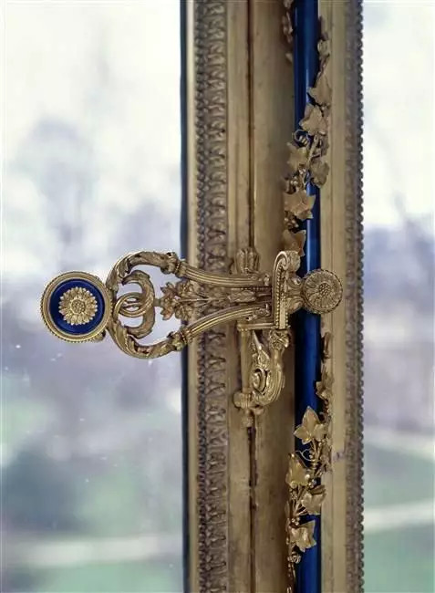 卢浮宫内窗户锁