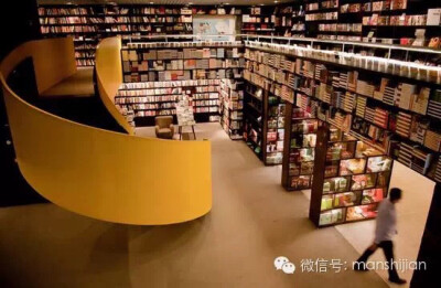 巴西 圣保罗的Livraria da Vila书店 这家书店最具特色的地方就是那四扇大门，是用书架做的噢，里面的楼梯也颇具特色。