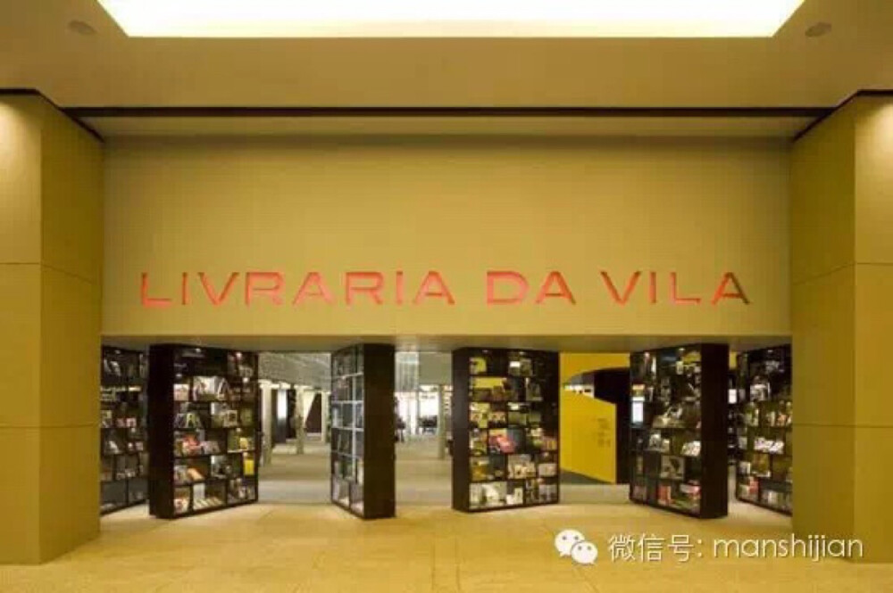 巴西 圣保罗的Livraria da Vila书店 这家书店最具特色的地方就是那四扇大门，是用书架做的噢，里面的楼梯也颇具特色。