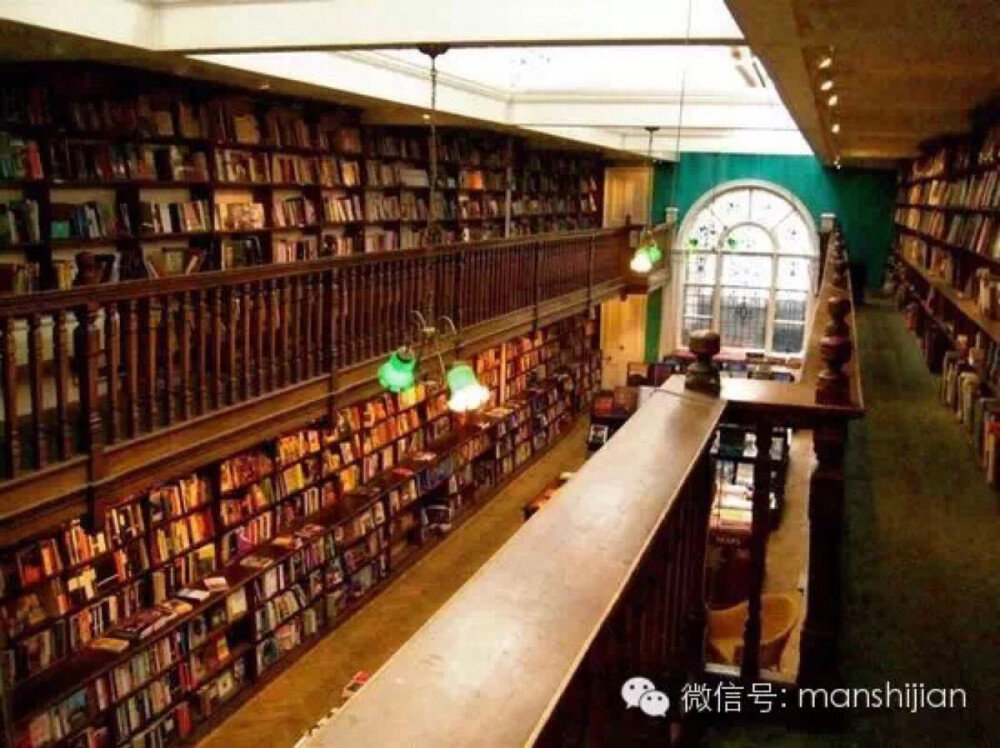 英国 伦敦的敦特书店（Daunt Books），伦敦是探险者实现梦想的地方，因此这里的很多书店都有旅游书籍。但是敦特书店不仅有旅行指南和地图，还有很多，从传记到小说，应有尽有。绿色的敦特书店的标志在伦敦很多富有的地方都有，但是位于梅利本区的分店是最古老也是最好的。