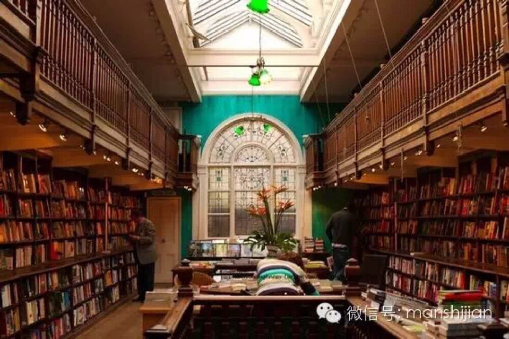 英国 伦敦的敦特书店（Daunt Books），伦敦是探险者实现梦想的地方，因此这里的很多书店都有旅游书籍。但是敦特书店不仅有旅行指南和地图，还有很多，从传记到小说，应有尽有。绿色的敦特书店的标志在伦敦很多富有的地方都有，但是位于梅利本区的分店是最古老也是最好的。