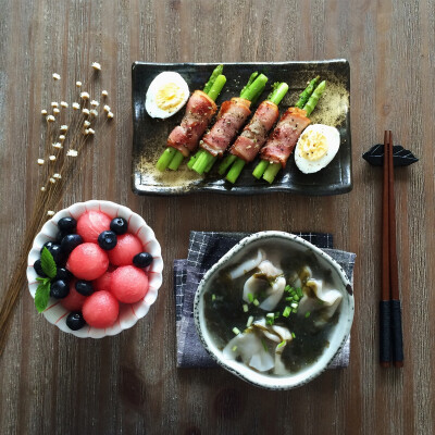 15.7.8早餐记录：紫菜小馄饨，培根芦笋卷、鸡蛋，西瓜、蓝莓