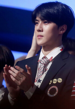  EXO 相爱吧！WE ARE ONE!   KRIS  LUHAN  LAY张艺兴 XIUMIN金珉硕 CHEN金钟大 TAO    K SUHO金俊勉 KAI金钟仁 D.O度庆洙 BAEK HYUN边伯贤 SEHUN吴世勋 CHAN YEOL朴灿烈  from.Alexia孙承冬 图源见logo