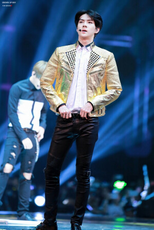  EXO 相爱吧！WE ARE ONE!   KRIS  LUHAN  LAY张艺兴 XIUMIN金珉硕 CHEN金钟大 TAO    K SUHO金俊勉 KAI金钟仁 D.O度庆洙 BAEK HYUN边伯贤 SEHUN吴世勋 CHAN YEOL朴灿烈  from.Alexia孙承冬 图源见logo