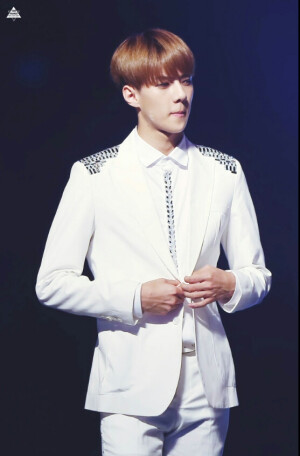 EXO 相爱吧！WE ARE ONE!   KRIS  LUHAN  LAY张艺兴 XIUMIN金珉硕 CHEN金钟大 TAO    K SUHO金俊勉 KAI金钟仁 D.O度庆洙 BAEK HYUN边伯贤 SEHUN吴世勋 CHAN YEOL朴灿烈  from.Alexia孙承冬 图源见logo