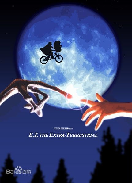 《E.T.》是美国环球影业1982年出品的科幻电影，由史蒂文·斯皮尔伯格执导，亨利·托马斯、德鲁·巴里摩尔、罗伯特·麦克纳夫顿主演。影片描述了一位十岁的男孩艾里奥特与迷失的外星造访者E.T.建立了纯真友谊，并帮助他找到回家方法的温馨故事。