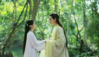 傻瓜，你以为我爱的是琉夏，一直把你当成她么？你跟她对我同样重要，可是我对你有一点却是不同的。知道她喜欢竹染我会生气，可是看见你和别的男子在一起，我却是会吃醋啊。——杀阡陌