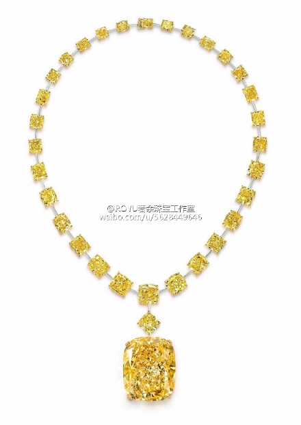 罕见的 Fancy Intense 黄钻——「The Golden Empress」，重达132.55克拉，采用枕形切割，Graff 将其作为挂坠镶嵌在一条钻石项链上，由30颗枕形切割黄钻作为陪衬。