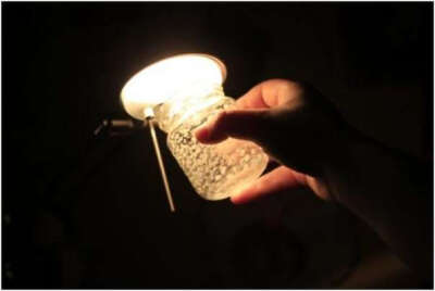 3. 利用日光或灯光照射瓶内，使夜光漆吸 收光线。