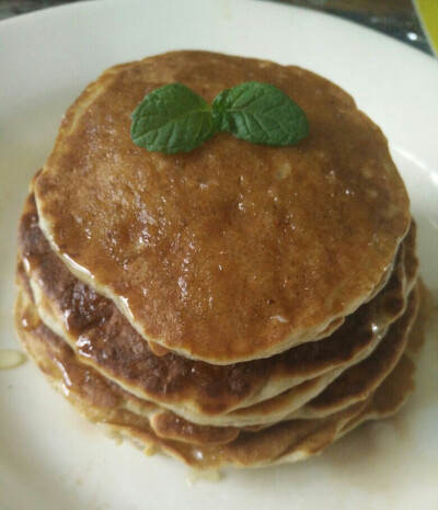 香蕉牛奶松饼配蜂蜜